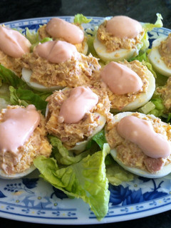 Una foto de Huevos rellenos de salmón ahumado, atún y salsa rosa