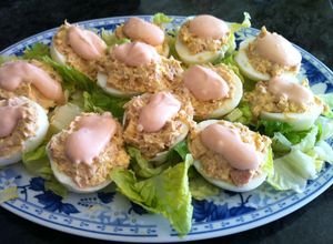 Foto principal de Huevos rellenos de salmón ahumado, atún y salsa rosa