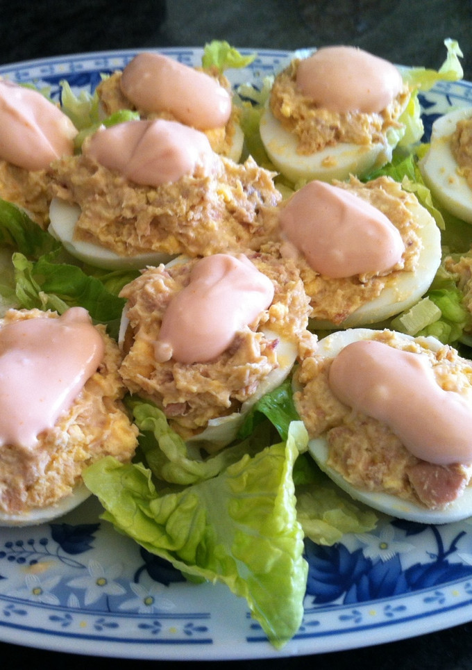 Una foto de Huevos rellenos de salmón ahumado, atún y salsa rosa