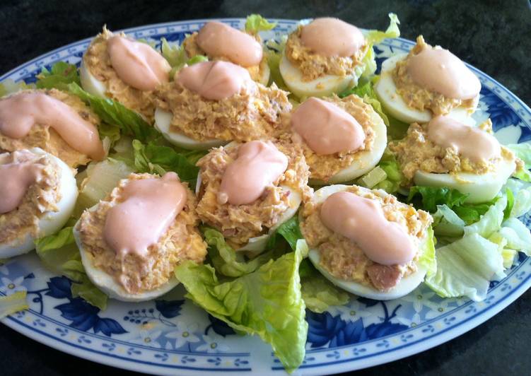 Huevos rellenos de salmón ahumado, atún y salsa rosa