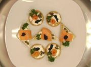 Una foto de canapés de salmón y philadelphia