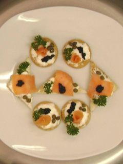 Una foto de Canapés de salmón y caviar