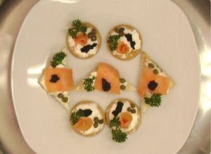 Una foto de Canapés de salmón y caviar