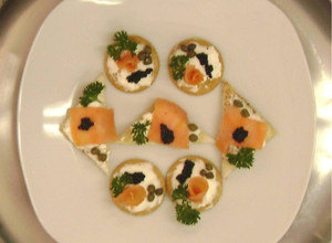 Una foto de Canapés de salmón y caviar
