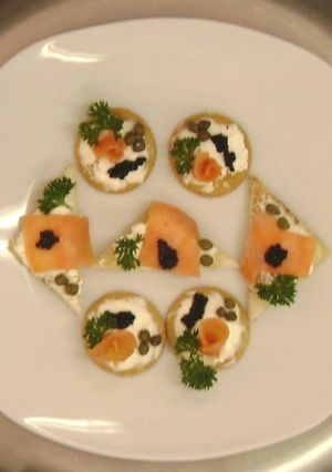 Una foto de Canapés de salmón y caviar