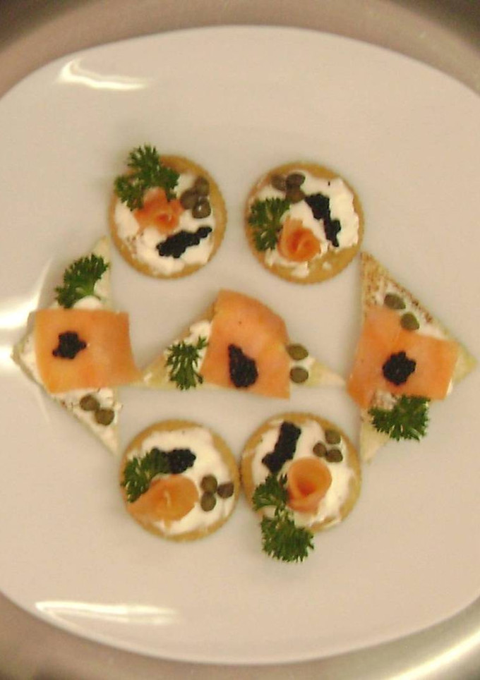 Una foto de Canapés de salmón y caviar