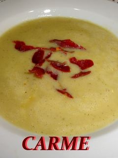 Una foto de Crema de garbanzos y patata con crujiente de jamón