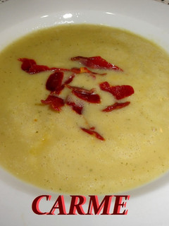 Una foto de Crema de garbanzos y patata con crujiente de jamón