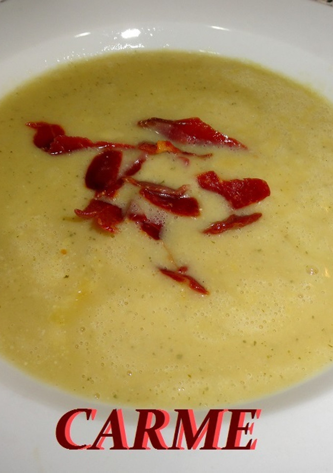 Una foto de Crema de garbanzos y patata con crujiente de jamón