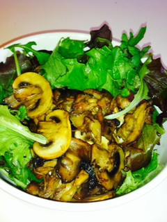 Una foto de Ensalada templada de champiñones y pollo asado