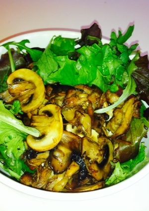 Una foto de Ensalada templada de champiñones y pollo asado