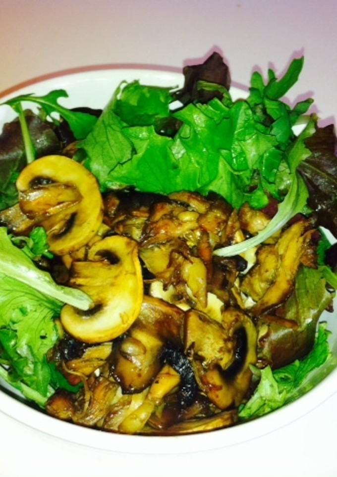 Una foto de Ensalada templada de champiñones y pollo asado