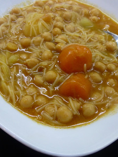 Una foto de Garbanzos con verdura y fideos