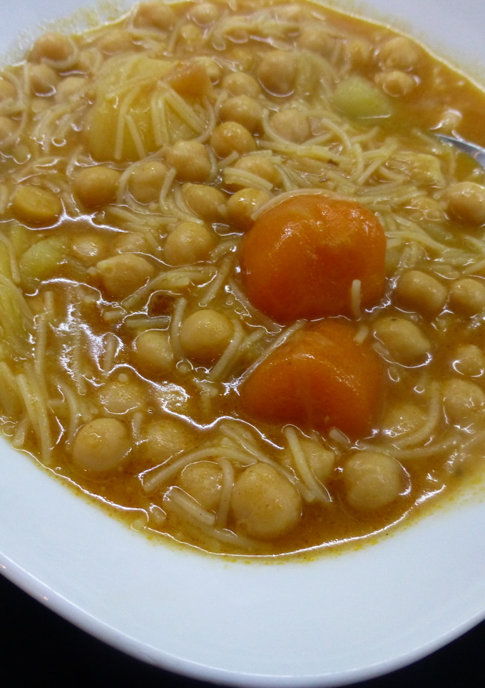 Una foto de Garbanzos con verdura y fideos