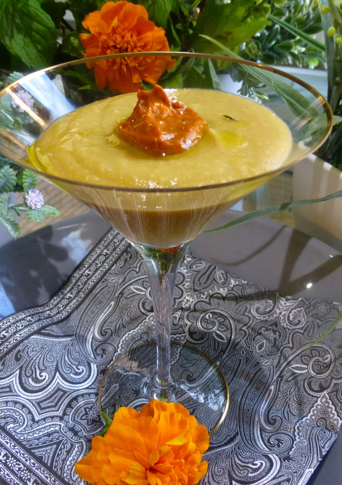 Una foto de Crema de garbanzos con puré de pimientos