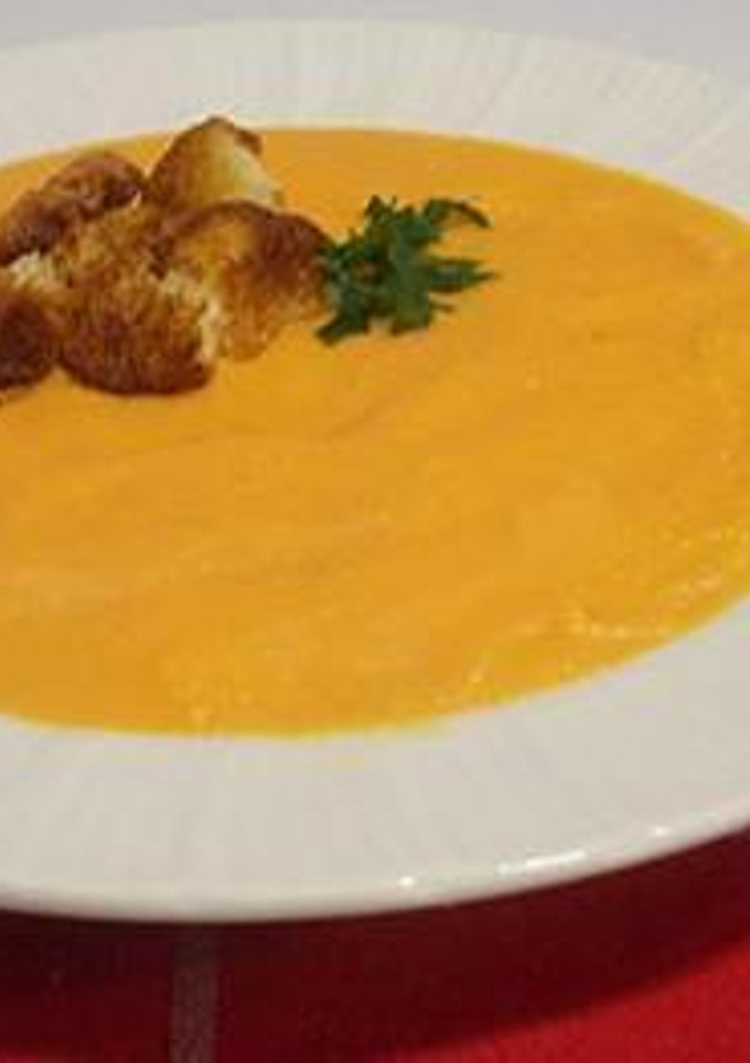 Una foto de Crema naranja de calabaza y patata
