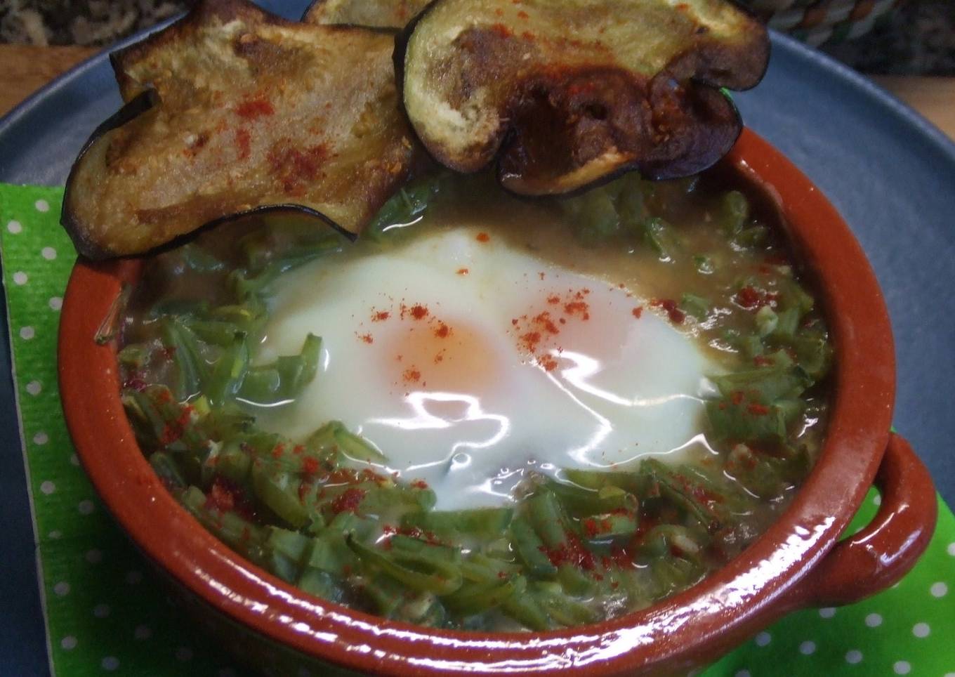 Puré de lentejas al horno con huevos y chips de berenjena<br />