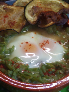 Una foto de Puré de lentejas al horno con huevos y chips de berenjena