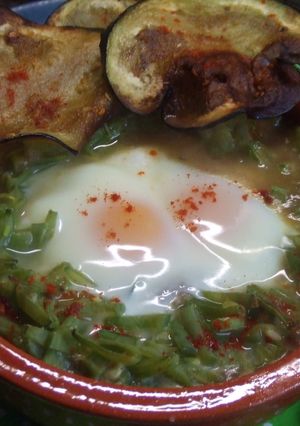 Una foto de Puré de lentejas al horno con huevos y chips de berenjena