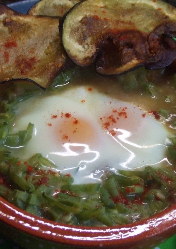 Una foto de Puré de lentejas al horno con huevos y chips de berenjena