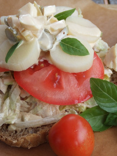 Una foto de Sándwich de atún y palmitos con salsa tártara
