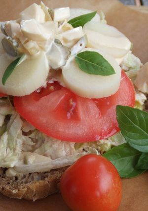 Una foto de Sándwich de atún y palmitos con salsa tártara
