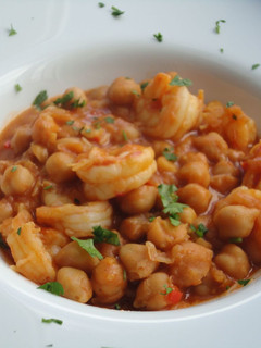 Una foto de Garbanzos estofados con langostinos