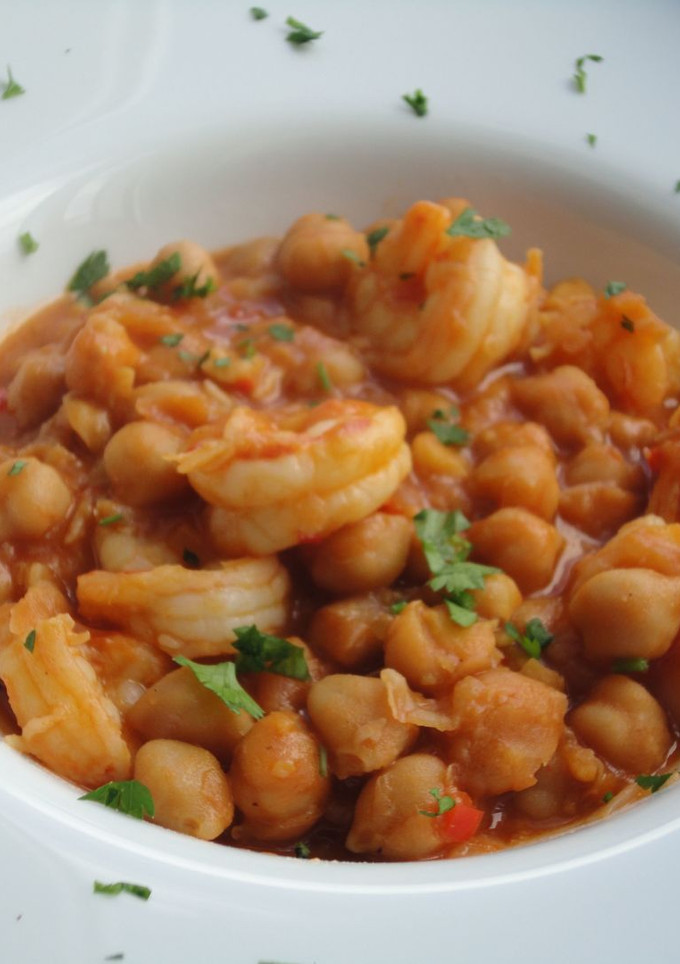 Una foto de Garbanzos estofados con langostinos