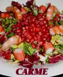 Ensalada con surimi, langostinos y granada