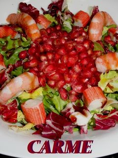 Una foto de Ensalada con surimi, langostinos y granada