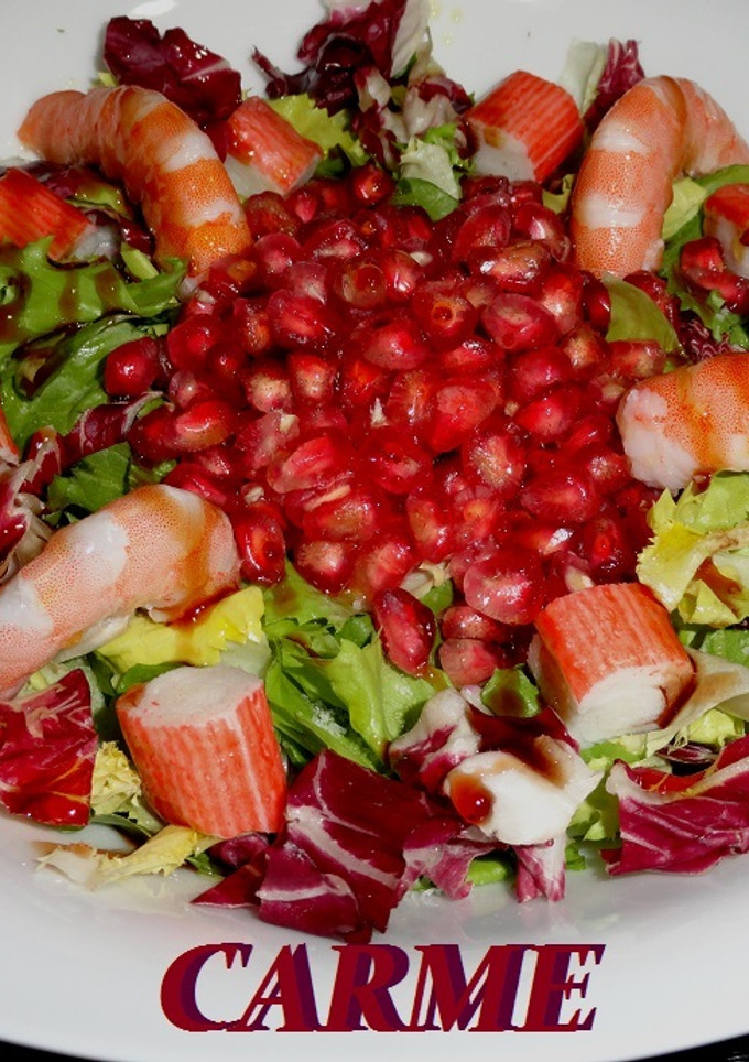 Una foto de Ensalada con surimi, langostinos y granada