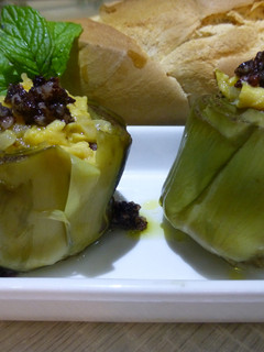 Una foto de Entrante de alcachofas rellenas de revuelto de morcilla
