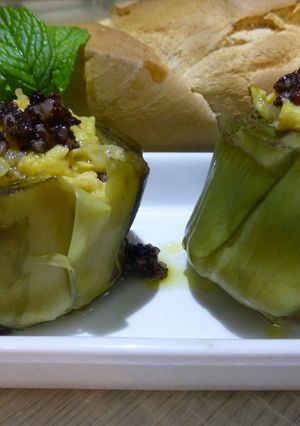 Una foto de Entrante de alcachofas rellenas de revuelto de morcilla