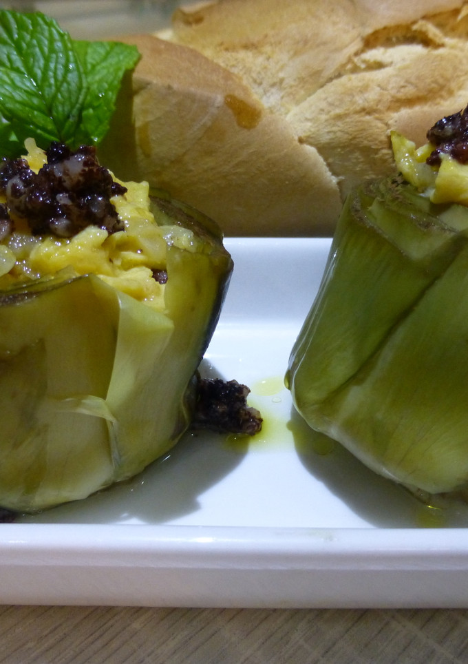 Una foto de Entrante de alcachofas rellenas de revuelto de morcilla
