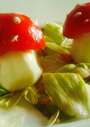 Una foto de Huevos rellenos disfrazados de setas