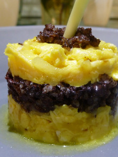 Una foto de Entrante de morcilla y tortilla con cebolla