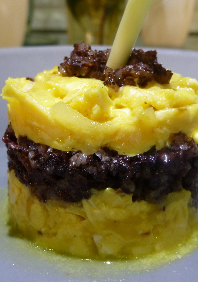 Una foto de Entrante de morcilla y tortilla con cebolla