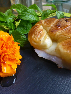 Una foto de Canapé mini croissant de jamón dulce y queso a la plancha