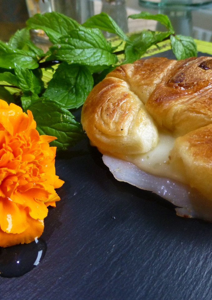 Una foto de Canapé mini croissant de jamón dulce y queso a la plancha