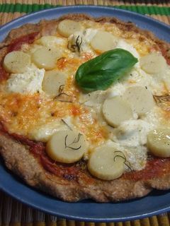 Una foto de Pizza integral de quesos al romero