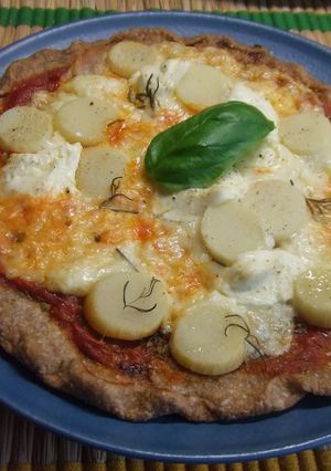 Una foto de Pizza integral de quesos al romero
