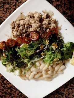 Una foto de Popurrí de ensalada de alubias