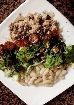 Una foto de Popurrí de ensalada de alubias