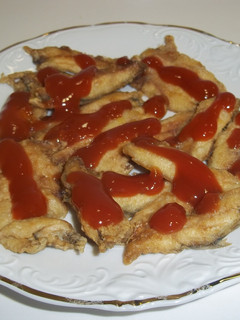 Una foto de Boquerones dorados y salsa brava
