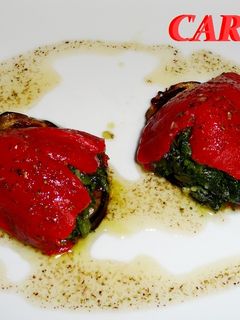 Una foto de Pimientos del piquillo rellenos de acelgas al queso azul