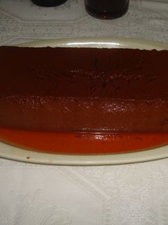 Una foto de Flan de crema de chocolate con avellanas
