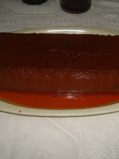 Una foto de Flan de crema de chocolate con avellanas