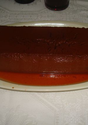 Una foto de Flan de crema de chocolate con avellanas