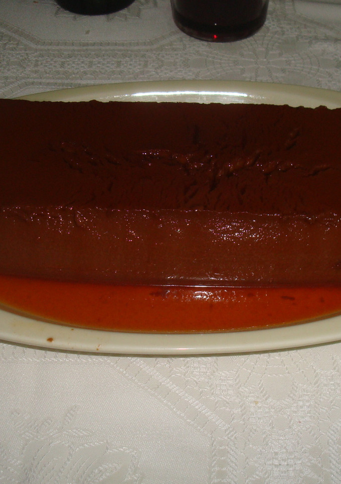 Una foto de Flan de crema de chocolate con avellanas