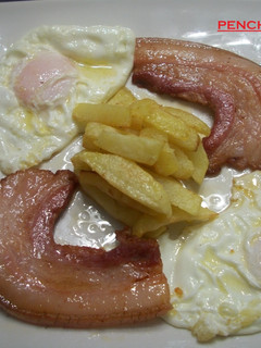 Una foto de Panceta ibérica adobada con huevos fritos